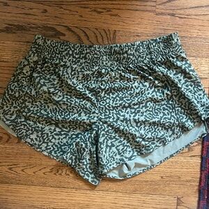 Athleta Womens 4.5in shorts size Large